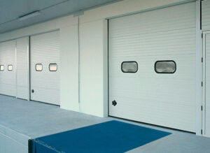 puerta-automatica-seccional-industrial-modelo-cargo-blanca